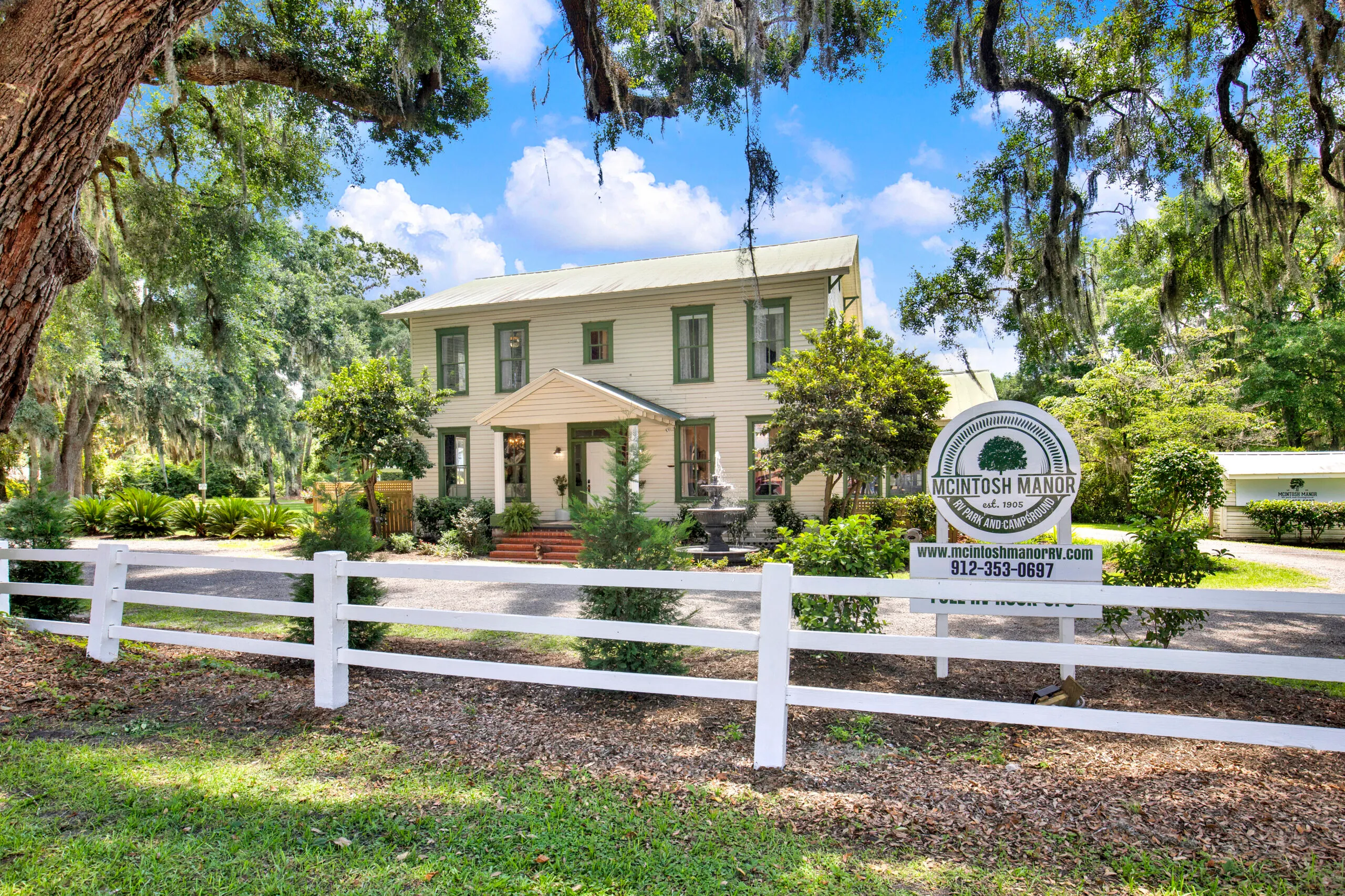 McIntosh-Manor-View-over-Fence